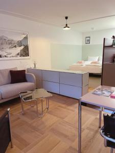 - un salon avec un canapé et un lit dans l'établissement Apartment 302 - Zentrales Studio, à Engelberg