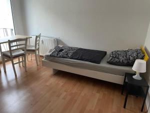 une chambre avec un lit, une table et des chaises dans l'établissement Schönes einfaches Zimmer zentral in Wilhelmshaven, à Wilhelmshaven