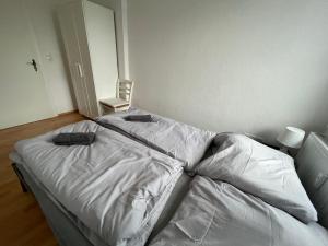 - une chambre avec un lit et 2 téléphones noirs dans l'établissement Schönes einfaches Zimmer zentral in Wilhelmshaven, à Wilhelmshaven 2 autres photos