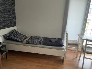 un lit avec deux oreillers dessus dans une chambre dans l'établissement Schönes einfaches Zimmer zentral in Wilhelmshaven, à Wilhelmshaven