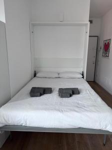 Cama o camas de una habitación en Pernott@Milano in Via Lorenteggio