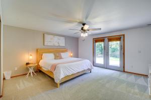 um quarto com uma cama e uma ventoinha de tecto em Gig Harbor Vacation Rental with Private Hot Tub! em Gig Harbor
