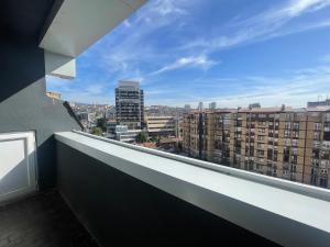 プリシュティナにあるNew Prishtina Luxury Roomsの市街の景色を望むバルコニー