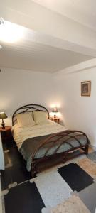 1 dormitorio con 1 cama con 2 lámparas en 2 mesas en Mas des Marbres Sauvages - la Grange 6 chambres grand parc à 3 km de la plage, en Sainte-Marie-la-Mer