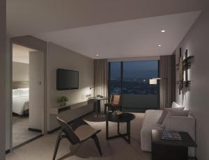 TV a/nebo společenská místnost v ubytování New World Makati Hotel, Manila