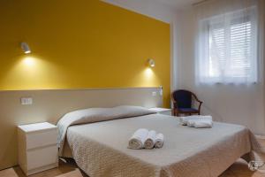a bedroom with a bed with two towels on it at Andrea Case Vacanze L'Ancora in Porto Empedocle