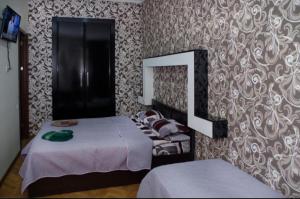 - une chambre avec 2 lits et un miroir dans l'établissement Fifth element, à Tbilissi