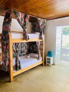 2 łóżka piętrowe w pokoju z oknem w obiekcie Oasis Cali Hostel w mieście Cali