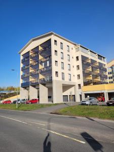 une ombre d'une personne qui passe devant un bâtiment dans l'établissement Apartment with Sauna in the heart of Rovaniemi, à Rovaniemi