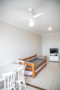 Cette chambre comprend un lit, une table et des chaises. dans l'établissement Paramar Praia Grande, à Ubatuba