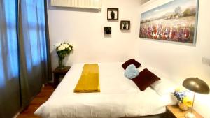 Кровать или кровати в номере NewDay Property - Golders Green