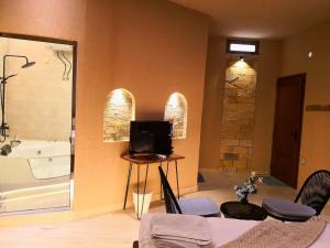 TV o dispositivi per l'intrattenimento presso Alaqur View Inn نزل واجهة العقر