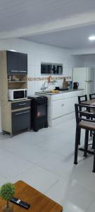 cocina con fogones y fogones horno superior en Apartamento Romian 2 en Paysandú