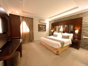 a hotel room with a bed and a television at فندق لورين حى السلامه in Jeddah