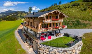 アルペンドルフにあるTaurachhof Astlehenの丘の上の家屋