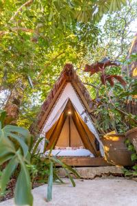 een kleine tent midden tussen enkele bomen bij Hostel Da Vila Ilhabela in Ilhabela