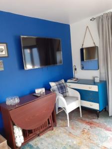 a room with a desk and a blue wall at The Hive at Seonaidbheag in Perth