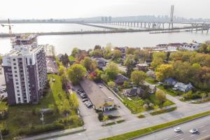 eine Luftblick auf eine Stadt mit Fluss und Brücke in der Unterkunft Motel Champlain in Brossard