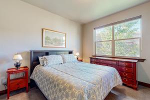 1 dormitorio con 1 cama y 2 ventanas en Buck Horn Estate, 51A, en Kamas