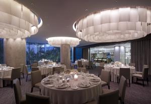 Restaurace v ubytování New World Makati Hotel, Manila