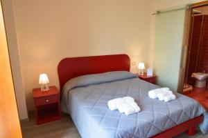 ナポリにあるFURTURE'Roomsのベッドルーム1室(ベッド1台、タオル2枚付)