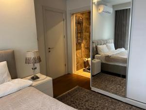 una camera con due letti e una porta a vetri con specchio di 4+1 daire a Istanbul