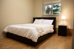 Krevet ili kreveti u jedinici u objektu Creek Side 2-Bedroom Guest Suite