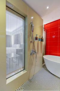 a bathroom with a tub and a red shower at King Motel王者 in Taoyuan