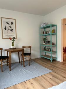 une salle à manger avec une table et une étagère bleue dans l'établissement Kleines und feines Apartment in Zentrum, à Mannheim