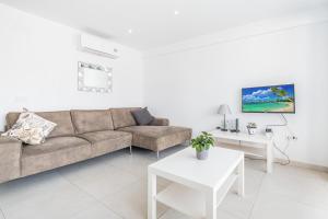 uma sala de estar com um sofá e uma mesa em Versalles 732 Apartment Levante-Rincon Loix Area em Benidorm