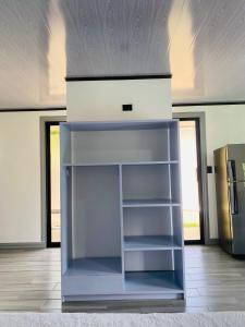 a empty shelf in a room with a refrigerator at El Rincón del León in Quesada