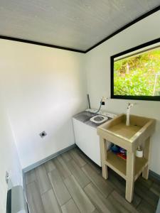 QuesadaにあるEl Rincón del Leónのバスルーム(洗面台付)、壁掛けテレビが備わります。