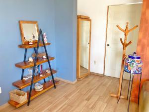 Exclusivo Loft en Santa Anita في Santa Anita: غرفة معيشة مع جدران زرقاء وأرضيات خشبية