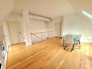 una sala de estar vacía con mesa y sillas en 3 bedrooms Penthouse with 3 Terraces & Free Parking-145--2, en Luxemburgo
