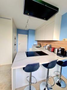 una cocina con 2 taburetes y una barra en 3 bedrooms Penthouse with 3 Terraces & Free Parking-145--2, en Luxemburgo