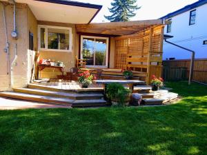 un patio con un banco y una mesa en un patio en U of A Homestay, Trails & Whyte Ave, en Edmonton