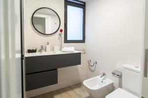 a bathroom with a sink and a mirror at Apartamento de lujo en el centro de Murcia By Alquileres ElConserje in Murcia