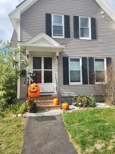 una casa con calabazas en el porche delantero en Street side studio apartment en Mánchester