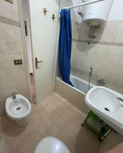 la casa di andre في رابالو: حمام مع مرحاض ومغسلة ودش