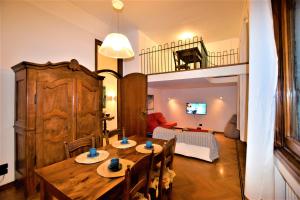 a dining room with a table and a loft at Stazione, Chieri - Casa Vittoria in Chieri