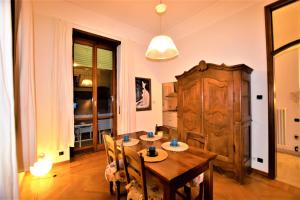 a dining room with a wooden table and chairs at Stazione, Chieri - Casa Vittoria in Chieri