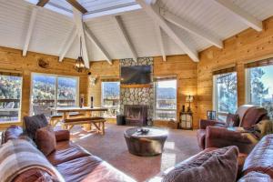 een woonkamer met meubilair en een open haard bij Lazy Bear Lookout - hexagon cabin with resort views in Big Bear Lake