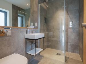 a bathroom with a sink and a shower at Babbelkous, Bramfield in Halesworth