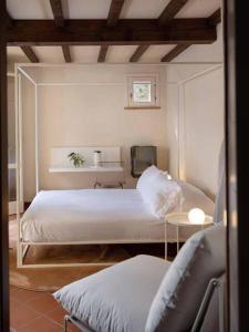 にあるBorgo BiancoMatilde - Locandaのベッドルーム1室(ベッド2台、テーブル付)