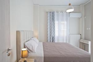 Postel nebo postele na pokoji v ubytování Piraeus Wave Stylish Apt Near Marina & Beach