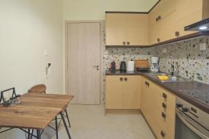 Kuchyň nebo kuchyňský kout v ubytování Piraeus Wave Stylish Apt Near Marina & Beach + 16 fotografií