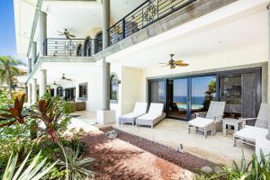 ein Haus mit einer Terrasse mit Meerblick in der Unterkunft Casa La Cima in Playa Hermosa
