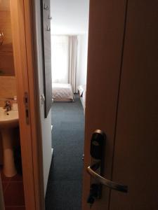 una porta che conduce a una camera con letto e bagno di Apartman Masa Kopaonik a Kopaonik