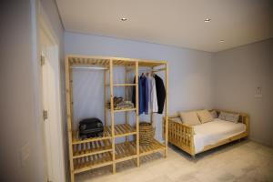 Cowork Lab Suites客房内的一张或多张床位