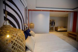 Cowork Lab Suites客房内的一张或多张床位